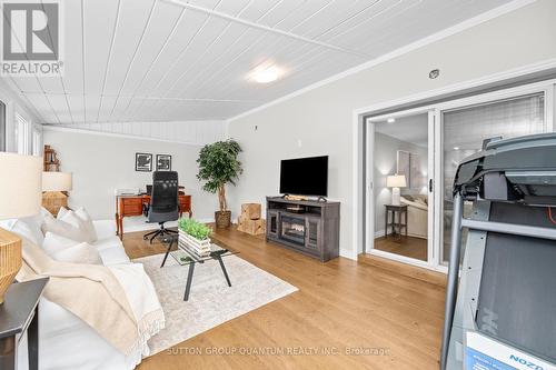 2401 St Frances Drive, Burlington, ON - Indoor Photo Showing Living Room