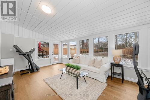 2401 St Frances Drive, Burlington, ON - Indoor Photo Showing Living Room