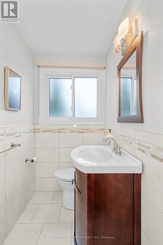 2401 St Frances Drive, Burlington, ON - Indoor Photo Showing Bathroom