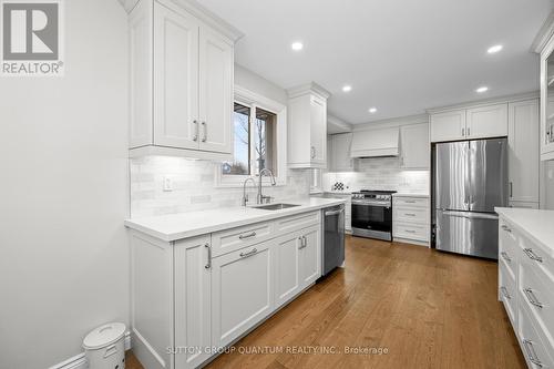 2401 St Frances Drive, Burlington, ON - Indoor Photo Showing Kitchen With Upgraded Kitchen