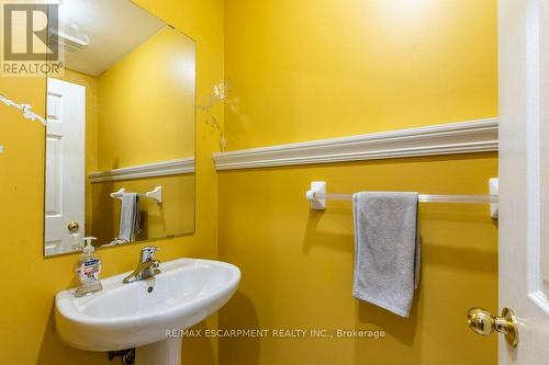 9 Lovell Crescent, Brantford, ON - Indoor Photo Showing Bathroom