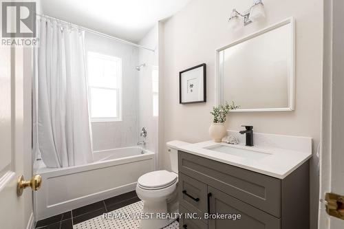 Bldg 1 - 9 Humewood Drive, Toronto, ON - Indoor Photo Showing Bathroom