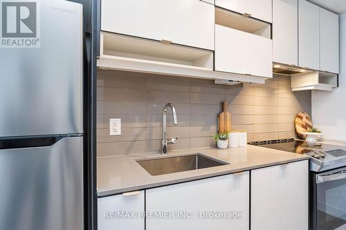 3501 - 4065 Confederation Parkway, Mississauga, ON - Indoor Photo Showing Kitchen