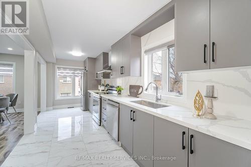 42 Domenico Crescent, Brampton, ON - Indoor Photo Showing Kitchen