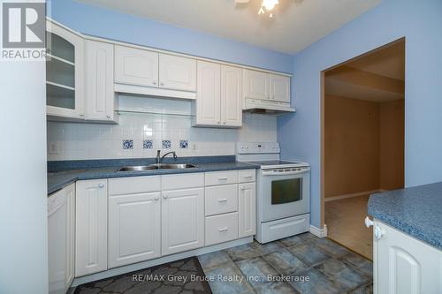 203 - 860 9Th Street E, Owen Sound, ON - Indoor Photo Showing Kitchen With Double Sink