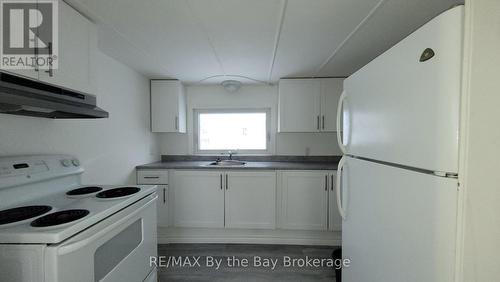 19 Glen Street, Wasaga Beach, ON - Indoor Photo Showing Kitchen