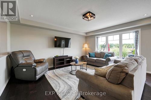 27 Beattie Crescent, Cambridge, ON - Indoor Photo Showing Living Room