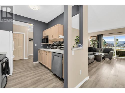 Kitchen - 255 Aurora Crescent Unit# 304, Kelowna, BC - Indoor Photo Showing Kitchen