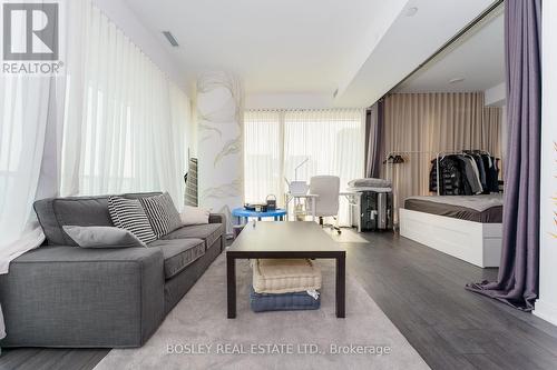 3311 - 50 Charles Street E, Toronto, ON - Indoor Photo Showing Living Room