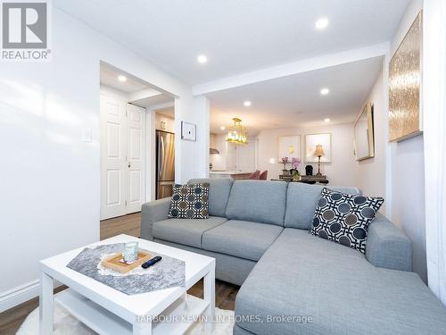 123 Wildwood Avenue, Richmond Hill, ON - Indoor Photo Showing Living Room