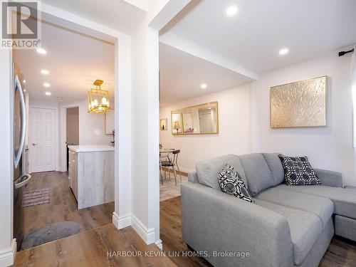 123 Wildwood Avenue, Richmond Hill, ON - Indoor Photo Showing Living Room