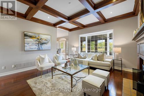 15 Logan Court, Whitchurch-Stouffville, ON - Indoor Photo Showing Living Room