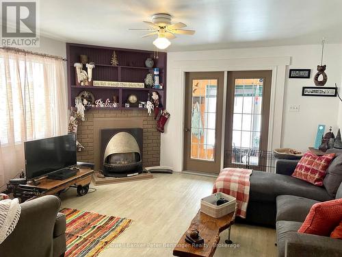 258 8Th Street, Hanover, ON - Indoor Photo Showing Living Room With Fireplace