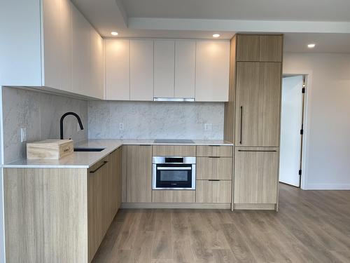 602 13685 102 Avenue, Surrey, BC - Indoor Photo Showing Kitchen