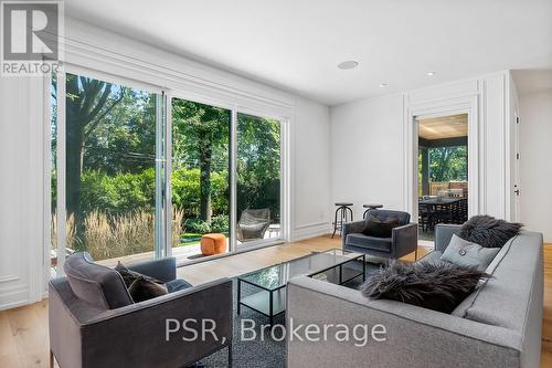 892 Johnathan Drive, Mississauga, ON - Indoor Photo Showing Living Room