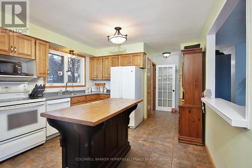 5997 Davis Street, Perth South (51 - Blanshard Twp), ON - Indoor Photo Showing Kitchen