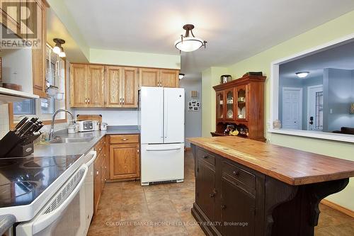 5997 Davis Street, Perth South (51 - Blanshard Twp), ON - Indoor Photo Showing Kitchen