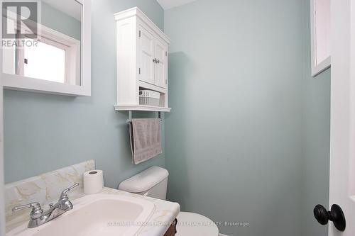 5997 Davis Street, Perth South (51 - Blanshard Twp), ON - Indoor Photo Showing Bathroom