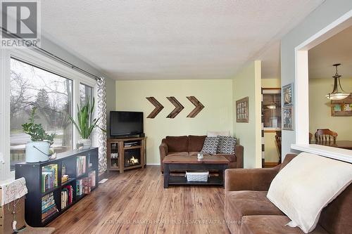 5997 Davis Street, Perth South (51 - Blanshard Twp), ON - Indoor Photo Showing Living Room