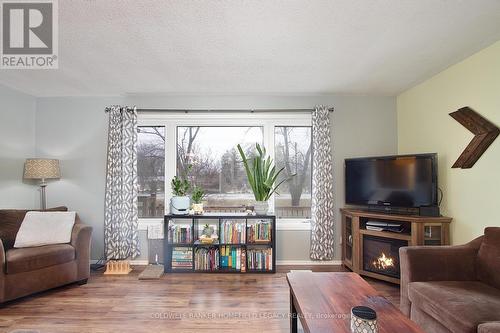 5997 Davis Street, Perth South (51 - Blanshard Twp), ON - Indoor Photo Showing Living Room