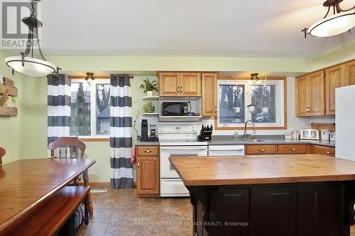 5997 Davis Street, Perth South (51 - Blanshard Twp), ON - Indoor Photo Showing Kitchen