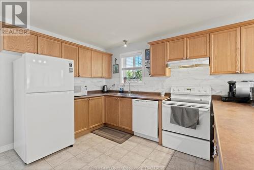 1082 Monarch Meadows, Lakeshore, ON - Indoor Photo Showing Kitchen