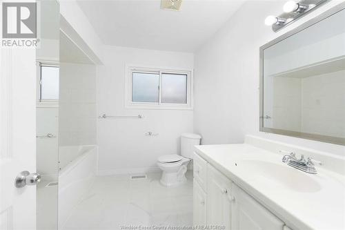 738 Stanley, Windsor, ON - Indoor Photo Showing Bathroom