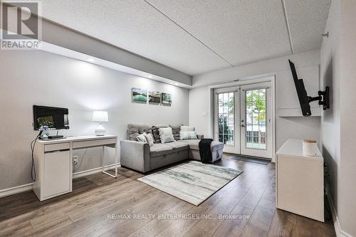 103 - 1460 Bishops Gate, Oakville, ON - Indoor Photo Showing Living Room