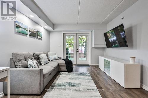 103 - 1460 Bishops Gate, Oakville, ON - Indoor Photo Showing Living Room