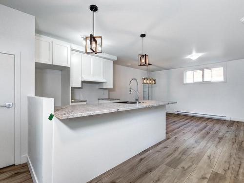 Kitchen - 5280  - 5282 Av. Primot, Longueuil (Saint-Hubert), QC - Indoor Photo Showing Kitchen With Upgraded Kitchen