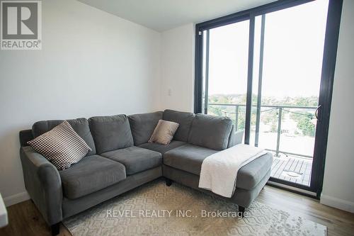 613 - 7 Erie Avenue, Brantford, ON - Indoor Photo Showing Living Room