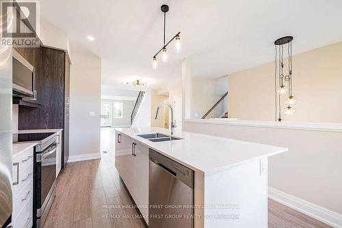 917 Dundas Street W, Whitby (Lynde Creek), ON - Indoor Photo Showing Kitchen With Double Sink With Upgraded Kitchen