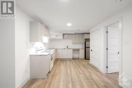 B - 225 Glynn Avenue, Ottawa, ON - Indoor Photo Showing Kitchen