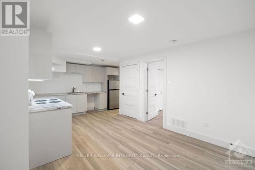 B - 225 Glynn Avenue, Ottawa, ON - Indoor Photo Showing Kitchen