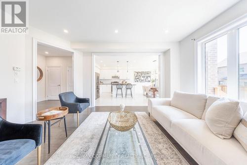 54 Wamsley Crescent, Clarington, ON - Indoor Photo Showing Living Room