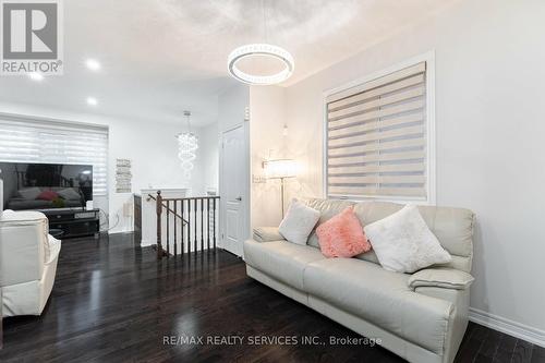 1315 Granrock Crescent, Mississauga, ON - Indoor Photo Showing Living Room