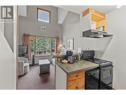 3220 Village Way Unit# 433, Sun Peaks, BC - Indoor Photo Showing Kitchen