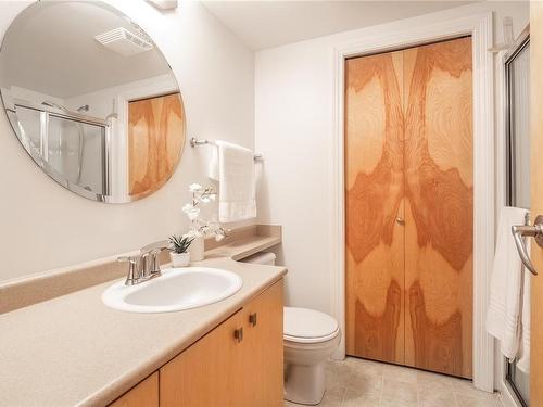 204-1225 Fort St, Victoria, BC - Indoor Photo Showing Bathroom