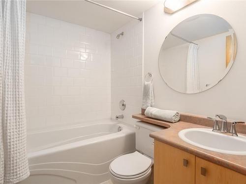 204-1225 Fort St, Victoria, BC - Indoor Photo Showing Bathroom