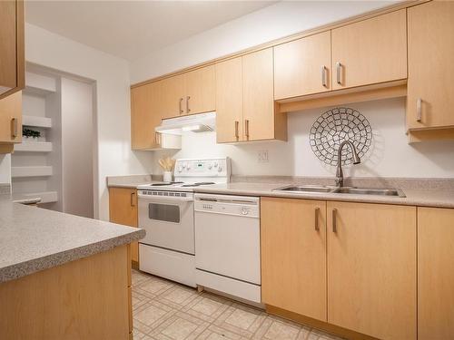 204-1225 Fort St, Victoria, BC - Indoor Photo Showing Kitchen With Double Sink