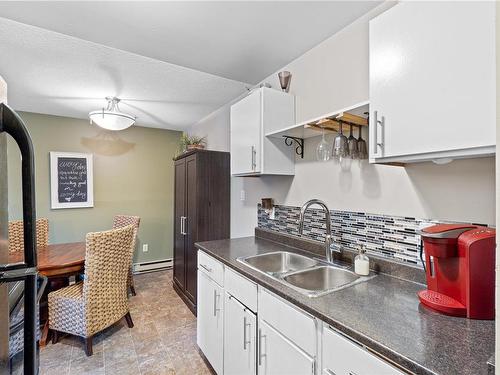 207-550 Bradley St, Nanaimo, BC - Indoor Photo Showing Kitchen With Double Sink