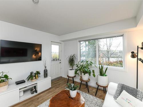 108-1944 Riverside Lane, Courtenay, BC - Indoor Photo Showing Living Room