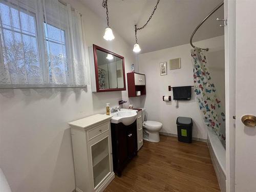 512 Armit Avenue, Fort Frances, ON - Indoor Photo Showing Bathroom