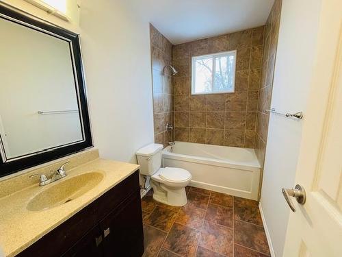 618 Vale Crescent, Thunder Bay, ON - Indoor Photo Showing Bathroom