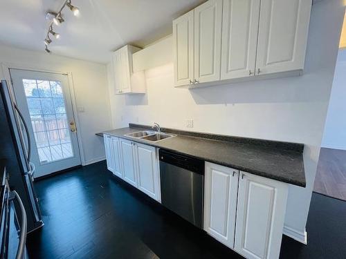 618 Vale Crescent, Thunder Bay, ON - Indoor Photo Showing Kitchen With Double Sink