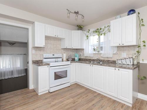 1409 Francis Street W, Thunder Bay, ON - Indoor Photo Showing Kitchen With Double Sink