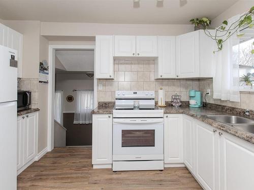 1409 Francis Street W, Thunder Bay, ON - Indoor Photo Showing Kitchen With Double Sink