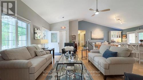 8846 Timberwood Trail, Lambton Shores (Grand Bend), ON - Indoor Photo Showing Living Room