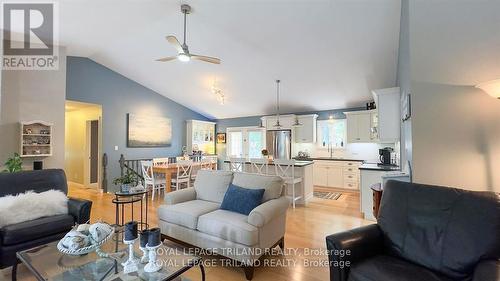 8846 Timberwood Trail, Lambton Shores (Grand Bend), ON - Indoor Photo Showing Living Room