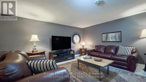 8846 Timberwood Trail, Lambton Shores (Grand Bend), ON - Indoor Photo Showing Living Room